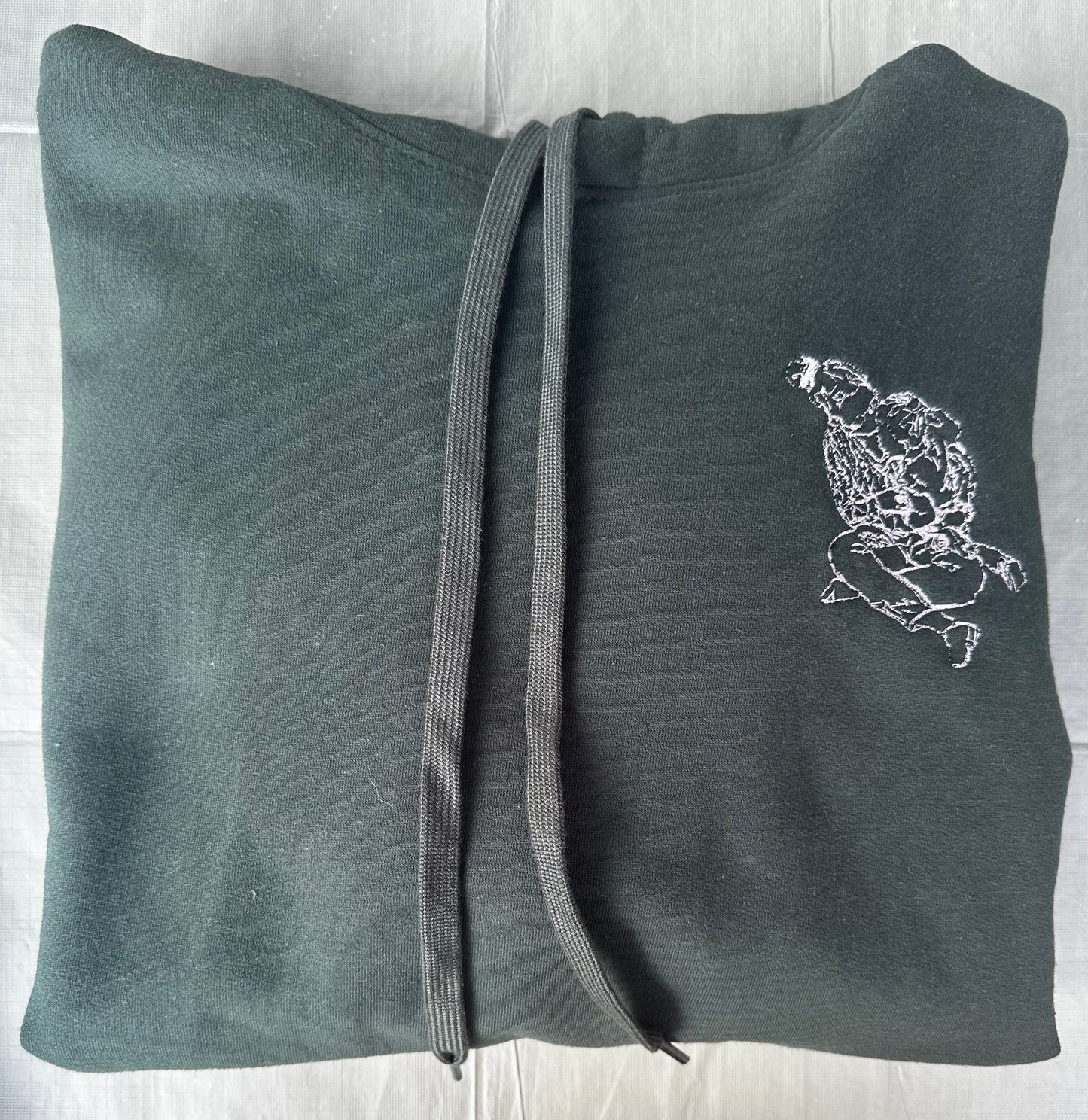 Geborduurde trui met lijntekening