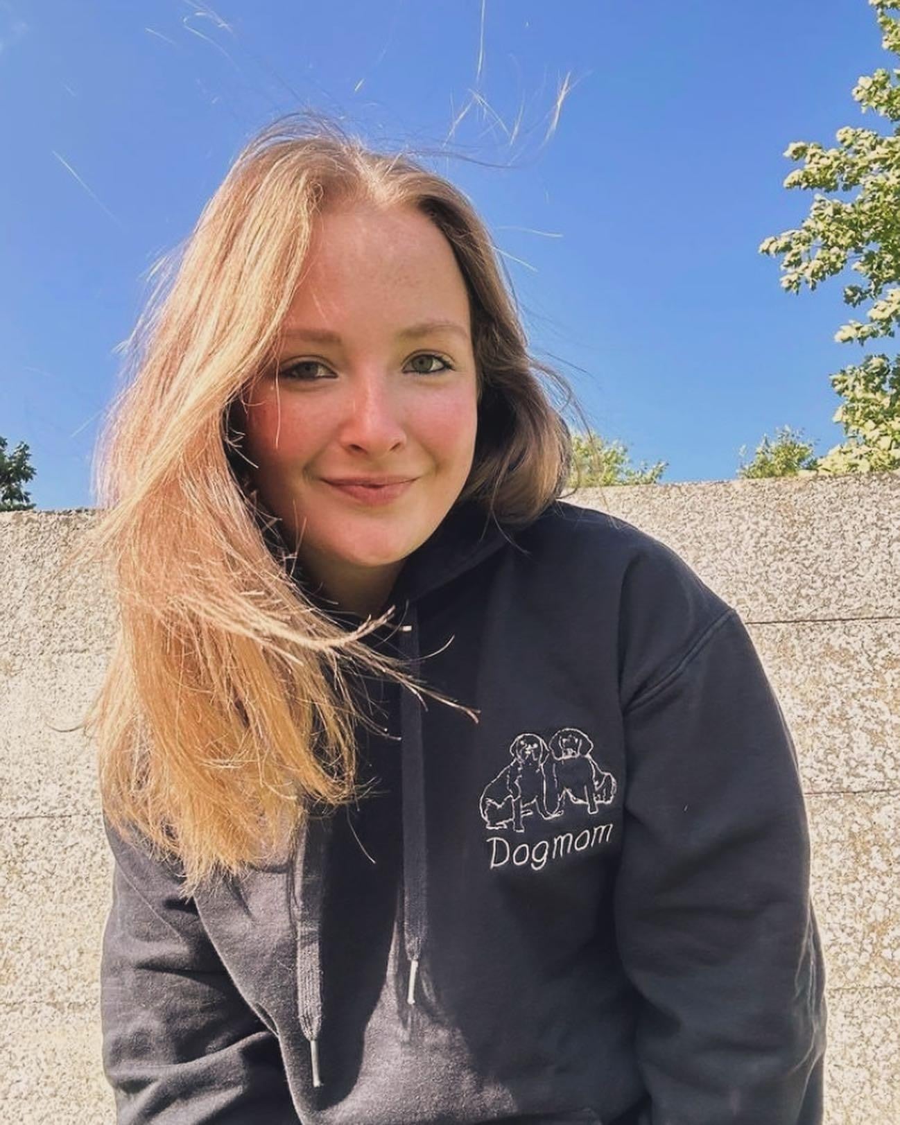 Geborduurde trui met lijntekening