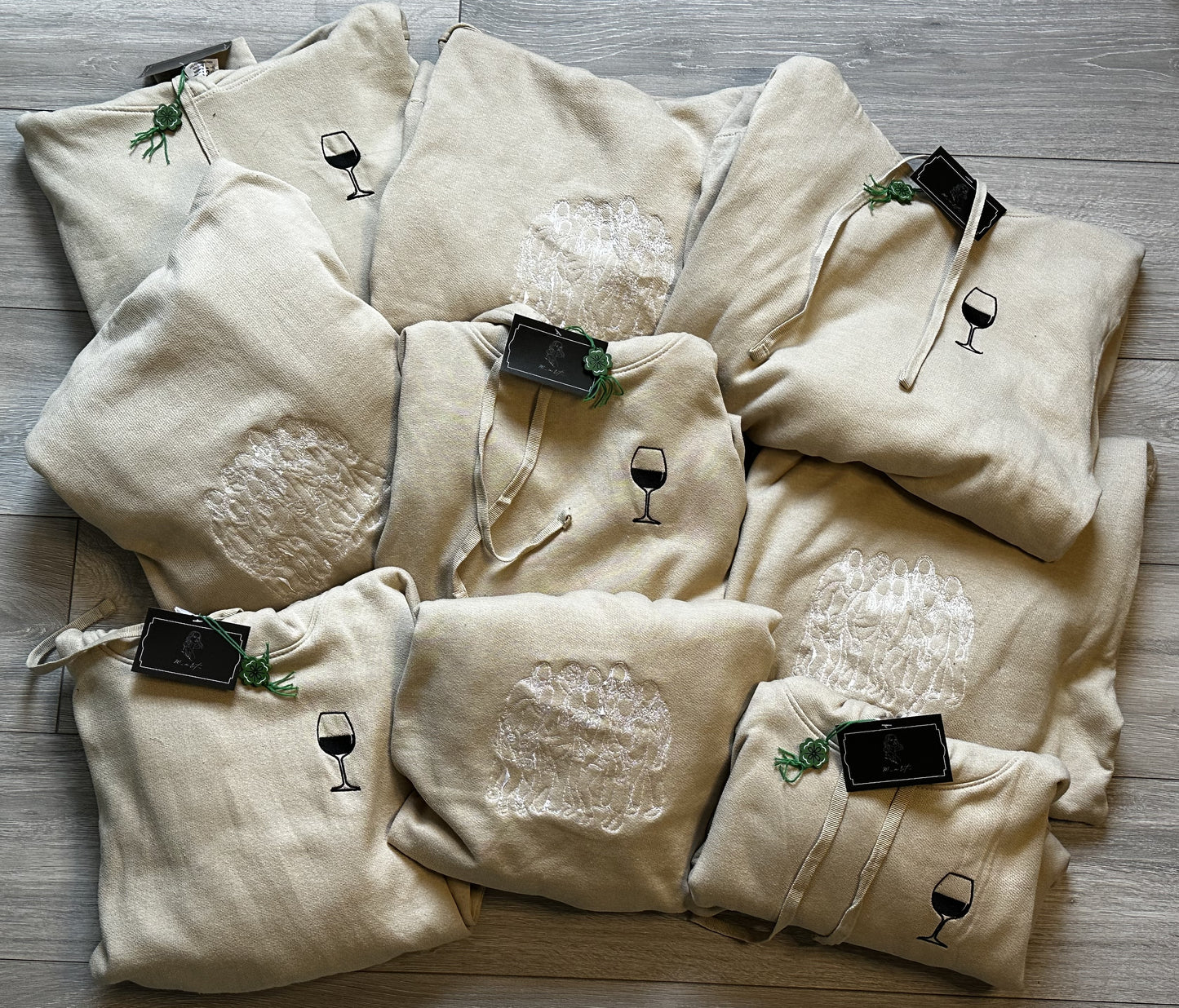 Geborduurde trui met lijntekening