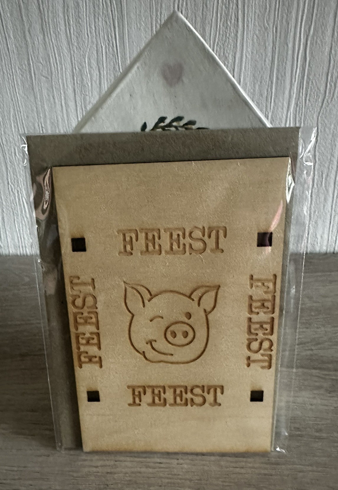 Houten wenskaart feestvarken