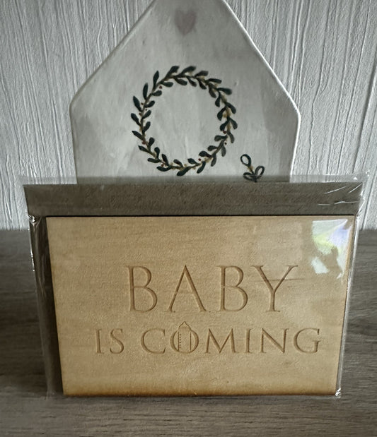 Houten wenskaart Baby is coming