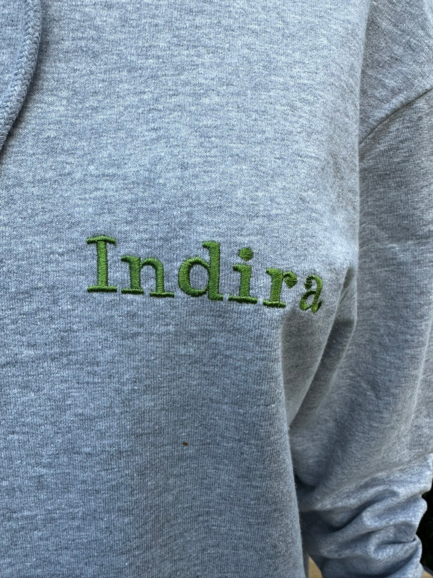 Volgeborduurde trui met voertuig