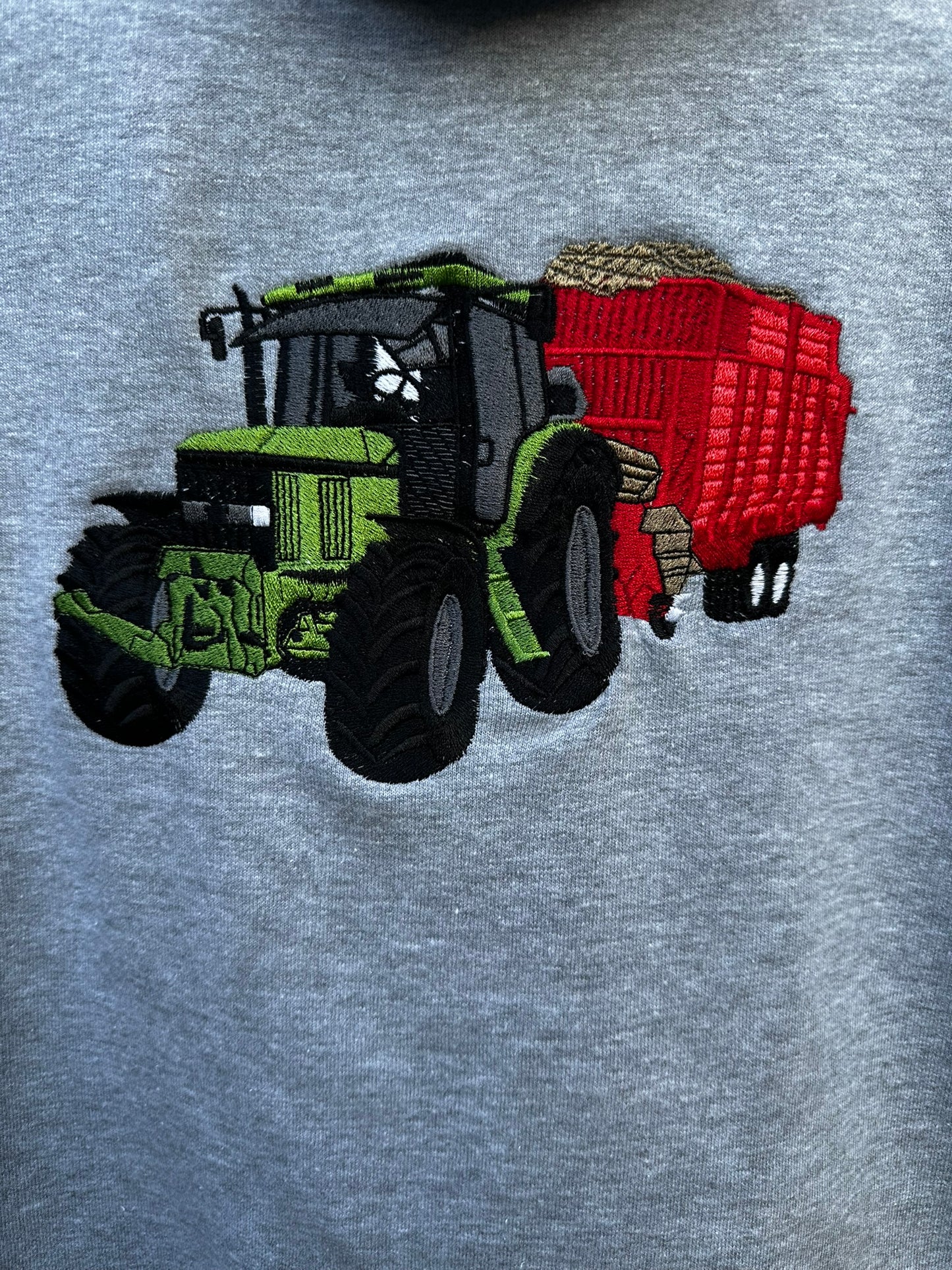 Volgeborduurde trui met voertuig